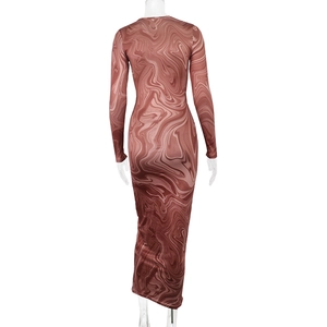 Détail de robe longue moulante avec imprimé marbre et texture de tissu extensible