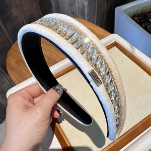 Serre-tête de luxe en velours blanc avec cristaux scintillants et chaîne dorée