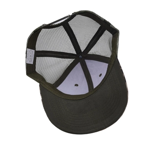 Detailgetreue Innenansicht einer grünen Camouflage-Mesh-Trucker-Kappe mit verstellbarem Riemen