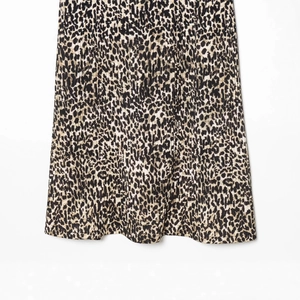 Modieuze jurk met lange mouwen, geplooide bruine luipaardprint en elegante texturen