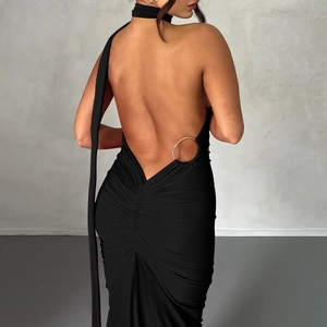 Robe longue grande taille dos nu noire avec anneau en métal doré pour l'été chic