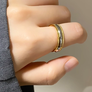 Anello bicolore in acciaio inossidabile placcato oro 18k con texture a fune al dito