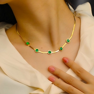 Collier vintage en or avec chaîne serpent et cinq pierres précieuses vert émeraude