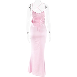 Détail d'une robe en satin rose sexy avec laçage croisé au dos et texture lisse