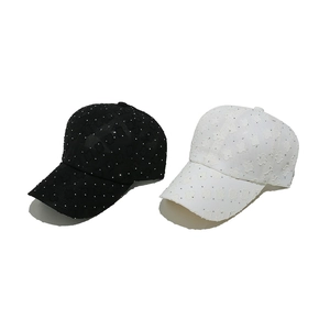Schwarze und weiße Baseballkappen mit Blumenstickerei und glitzernden Strasssteinen