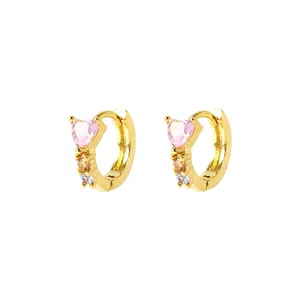 Boucles d'oreilles cœur dorées avec zircons colorés en rose, ambre et violet