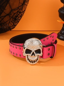 Détail de ceinture punk rose avec boucle crâne en strass et rivets métalliques