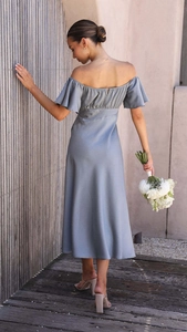 Détails de la robe midi en satin bleu-gris avec coupe élégante au dos et manches volantées