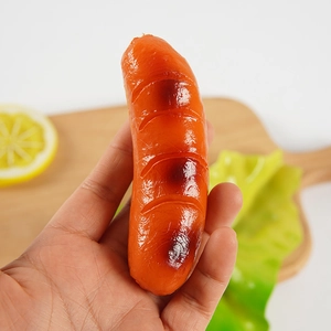 Realistisches Modell einer Grillwurst mit Textur auf einem Holzbrett für Deko