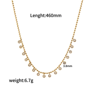 Détails et dimensions du collier perlé doré avec pendentifs brillants en zircon