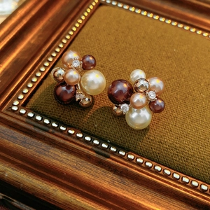 Boucles d'oreilles vintage avec perles et zircons sur un plateau en velours