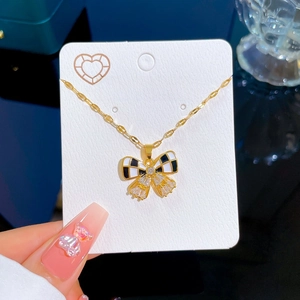 Collier en acier titane doré avec pendentif papillon zircon et motif en damier chic