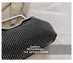Dettaglio ravvicinato di strass argentati su pochette da sera nera con catena in metallo