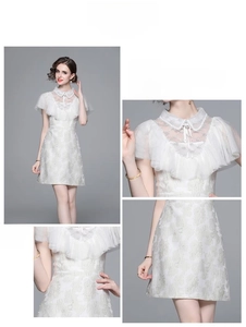 Détail du tissu jacquard avec dentelle et encolure à nœud sur une robe blanche chic