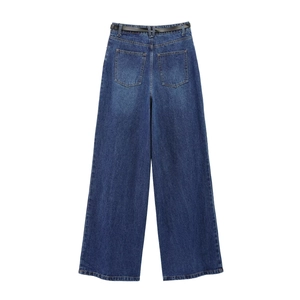 Vista posteriore di jeans denim a gamba larga blu scuro con tasche e cintura nera fine