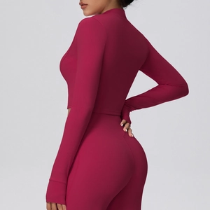Detailansicht der hoch taillierten Yoga-Leggings und der schmal geschnittenen Jacke