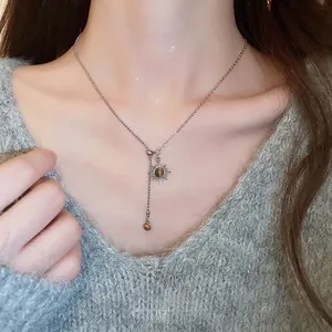 Collier avec pendentif tournesol en œil de tigre et chaîne à billes argentée sur modèle