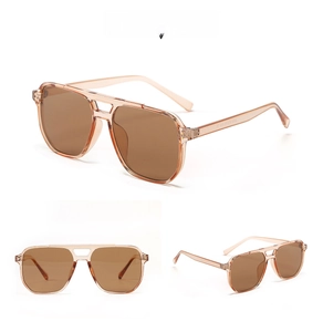 Détail de lunettes de soleil vintage thé clair à double pont et monture transparente