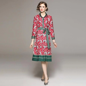 Robe longue élégante à manches longues avec imprimé cheval rouge et vert et ceinture