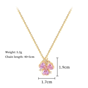 Detailed size chart for pink clover necklace featuring 40+5cm chain and 5.2g weight