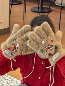 Détail de moufles en peluche marron avec broderie ours de Noël et cordon de cou pratique