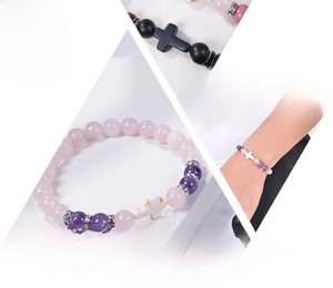 Détail du bracelet en perles de quartz rose de 8mm avec pendentif croix en zircon et carte
