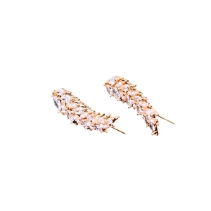 Golden wheat-shaped pearl earrings with cubic zirconia in a French luxury style
