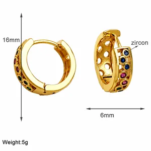 Vue détaillée de boucles d'oreilles plaquées or avec zircons colorés mesurant 16x6mm
