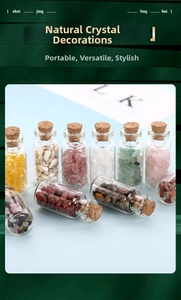 Makroaufnahme verschiedener Naturkristallsteine in Mini-Glasflaschen mit Korkenverschluss