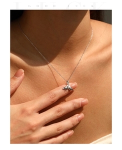 Dettaglio della collana a coda di sirena in argento S925 con piccoli diamanti