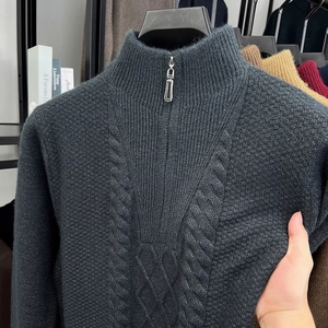 Detailaufnahme des dunkelgrauen Strickpullovers mit Reißverschluss und Zopfmuster-Struktur