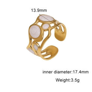 Macro detail showing 13.9mm width and 17.4mm inner diameter of 18k gold ring