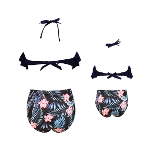 Détail du haut de bikini à volants et bas taille haute à imprimé floral pour mère et fille