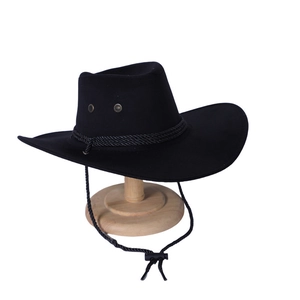 Dettaglio di cappello da cowboy nero in feltro con fascia intrecciata e cordino