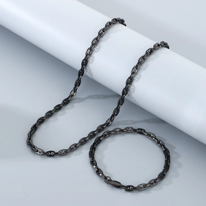Vue détaillée d'un ensemble collier et bracelet en acier inoxydable noir