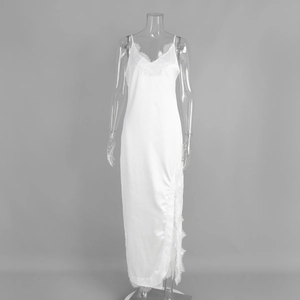 Détail de la robe en satin blanc avec bordure en dentelle cil et fente latérale haute