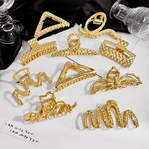 Set aus minimalistischen geometrischen Haarklammern aus Goldmetall mit Spinnen-Design auf Seide