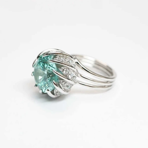 Pt950 lotus ring featuring a Paraiba blue gemstone and brilliant multi-layer carbon diamonds