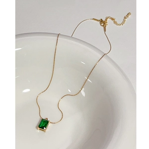 Collana con zircone smeraldo quadrato e catena in acciaio al titanio placcato oro 18k