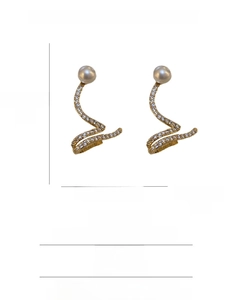 Detailed technical diagram showing 2.3cm x 1.8cm snake earring dimensions and clip features