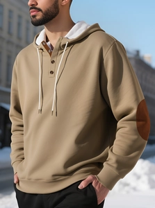 Détail d'un sweat à capuche kaki pour homme avec col boutonné et doublure de capuche