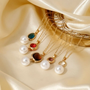 Colliers dorés élégants avec pierres précieuses colorées et grands pendentifs perles
