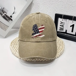 Detail der Vintage Adler-Stickerei mit US-Flaggenmotiv auf gewaschener khakifarbenen Kappe