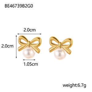 Vue détaillée des boucles d'oreilles nœud plaquées or 18 carats avec perles blanches