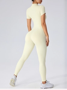 Vue arrière d'une combinaison de yoga jaune montrant le tissu sans couture et la coupe