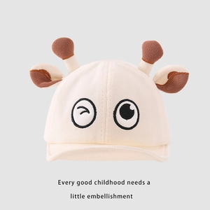 Détail du bonnet tricoté pour bébé avec cornes de girafe 3D et yeux de dessin animé