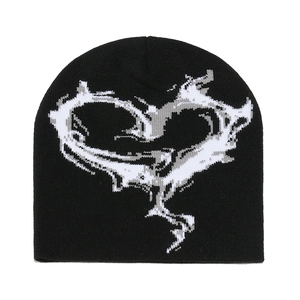 Detailansicht der schwarzen Strickmütze mit grauem abstrakten Herz-Jacquard-Mustertextur