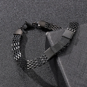 Detail eines schwarzen Edelstahl-Gliederarmbands mit Karabinerverschluss auf Lederhintergrund