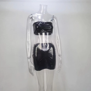 Détail de l'ensemble deux pièces en similicuir noir brillant avec bustier et mini-jupe