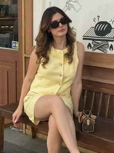 Conjunto de verano de dos piezas de algodón y lino amarillo con top y pantalón corto
